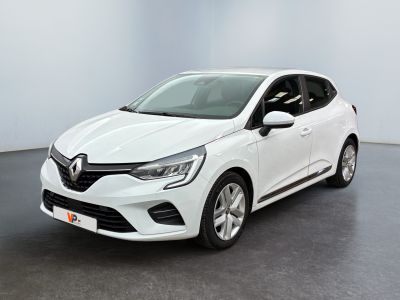 une voiture blanche dans une pièce blanche au sol noir