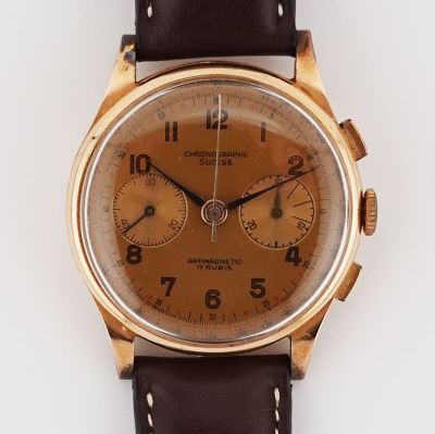 une montre en or avec un cadran marron sur un fond blanc