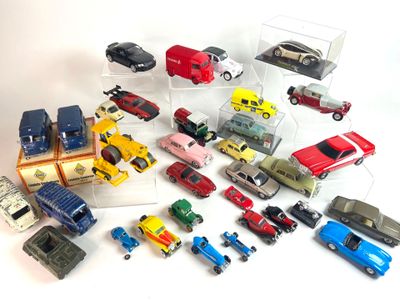 un grand nombre de petites voitures posées sur une table
