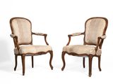 paire de fauteuils de style louis xv