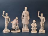 cinq figurines représentant un homme, une femme et un enfant