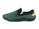 une chaussure verte et noire avec des semelles noires sur fond blanc