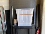 une poubelle posée sur une chaise dans un garage