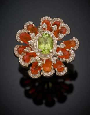 une bague en forme de fleur, sertie de péridot et de diamants