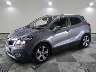 une photo d'un SUV argenté garé dans un garage