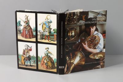 une photo d'un livre contenant des illustrations de personnes jouant d'instruments de musique