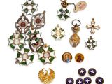 un assortiment de bijoux variés, comprenant des boucles d'oreilles, des broches et des pendentifs
