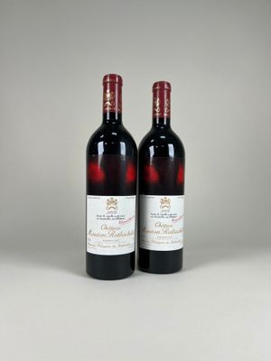 deux bouteilles de vin rouge posées l'une à côté de l'autre sur une table
