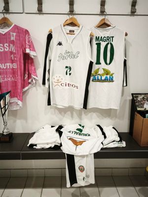 trois chemises accrochées au mur d'une pièce