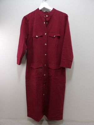 une robe-chemise rouge suspendue à un cintre accroché au mur