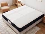 un matelas posé à même le sol dans la chambre