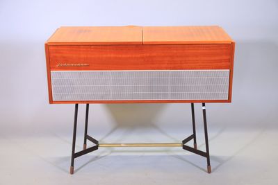 une radio orange et blanche posée sur une table en bois