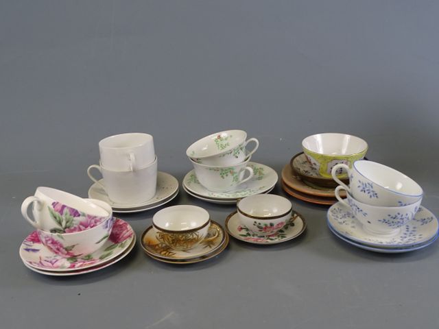 Lot de déjeuners comprenant 2 tasses et 2 sous tasses en porcelai...