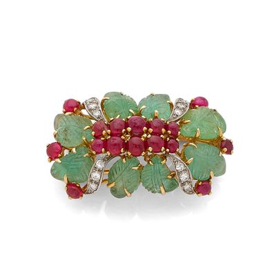 une broche ornée d'émeraudes, de rubis et de diamants