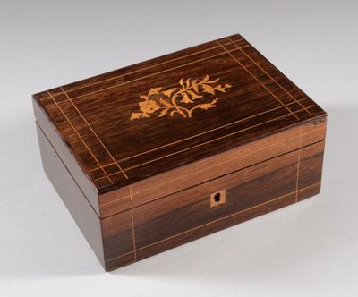 l'image d'une boîte en bois ornée d'un motif floral