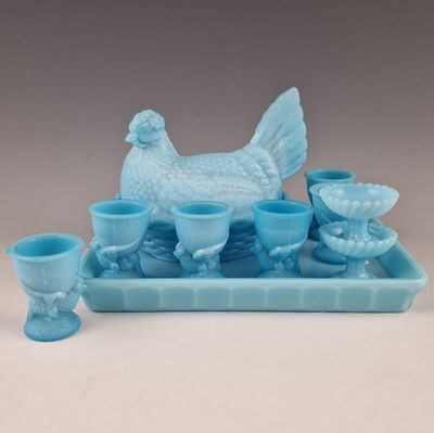 un plateau bleu sur lequel se trouvent un poulet et des tasses