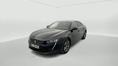 une voiture noire dans une pièce blanche au sol blanc