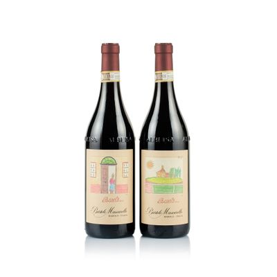 deux bouteilles de vin rouge posées l'une à côté de l'autre sur une surface blanche