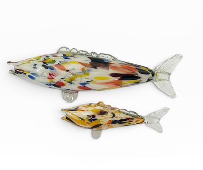 deux pendentifs en verre en forme de poisson sur fond blanc