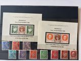 Plusieurs types de timbres sont présentés sur un dossier noir
