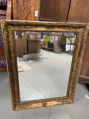 a mirror that is sitting on the floor in the room
