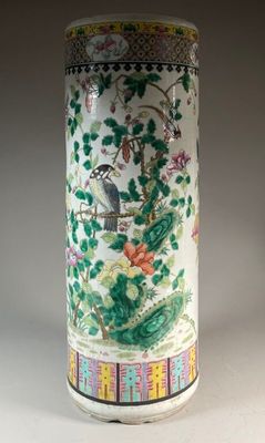 une image représentant un grand vase orné d'un oiseau et de fleurs