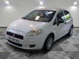la photo d'une petite voiture blanche garée dans un garage