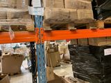de nombreux cartons sur les étagères de l'entrepôt