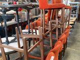de nombreuses chaises alignées dans un entrepôt