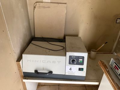 une machine posée sur une table dans une pièce