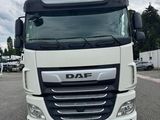 la photo d'un camion blanc garé sur un parking