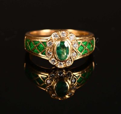 gros plan d'une bague en or avec une pierre verte
