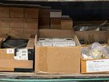 de nombreux cartons à l'arrière d'un camion rempli d'affaires