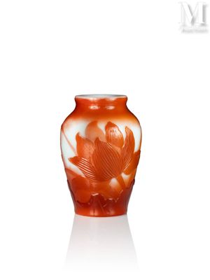un vase orange orné d'un motif de poisson