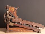 an old machine that is sitting on a table