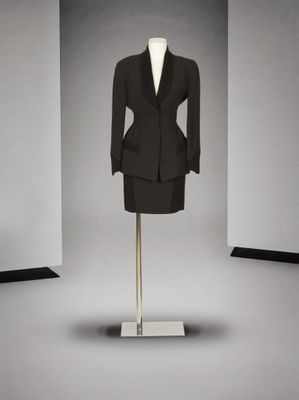 une photo d'un costume sur un mannequin dans une pièce