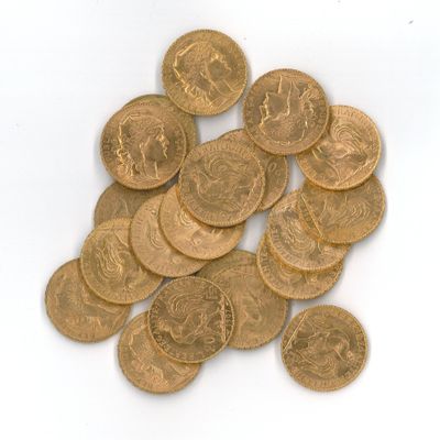 une pile de pièces d'or posée sur une surface blanche