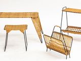 deux chaises et une table sur laquelle est posé un porte-revues