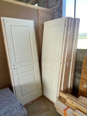 un tas de bois et une porte dans une pièce