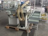 une machine qui travaille sur un morceau de verre
