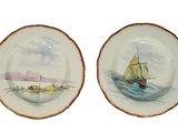 deux assiettes sur lesquelles sont peints des bateaux, sur un fond blanc