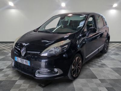 la photo d'une voiture noire garée dans un garage