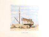 une photo d'un bateau échoué dans le sable