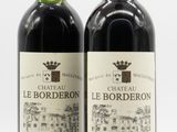 deux bouteilles de vin posées l'une à côté de l'autre sur une surface blanche