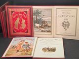 Trois livres de littérature enfantine française sont posés sur une table