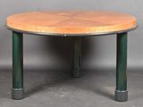 une table ronde avec un plateau en bois et des pieds en métal