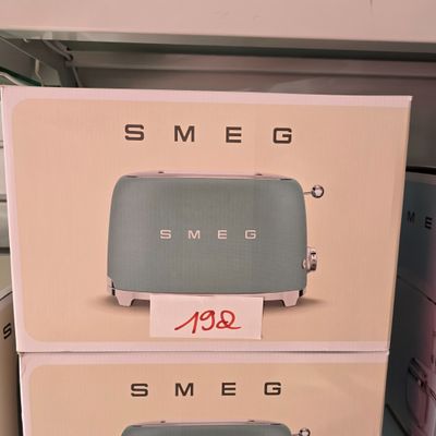 deux boîtes empilées l'une sur l'autre