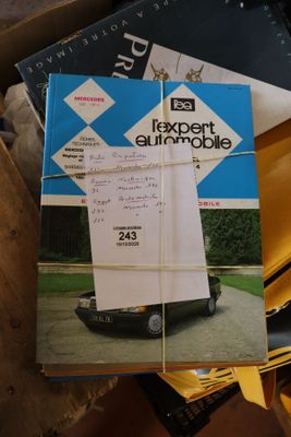 beaucoup de livres posés sur une boîte