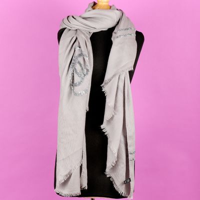 une écharpe grise sur un mannequin, un mannequin, un mannequin, un mannequin, un mannequin, un mannequin, un mannequin, un mannequin, un mannequin