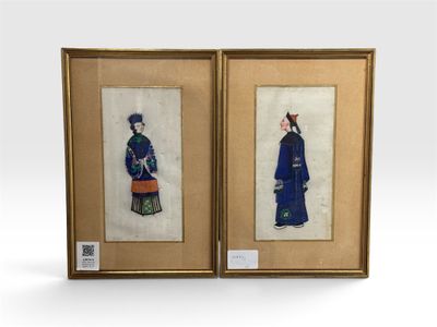 deux tableaux encadrés représentant des femmes asiatiques, en bleu et en vert